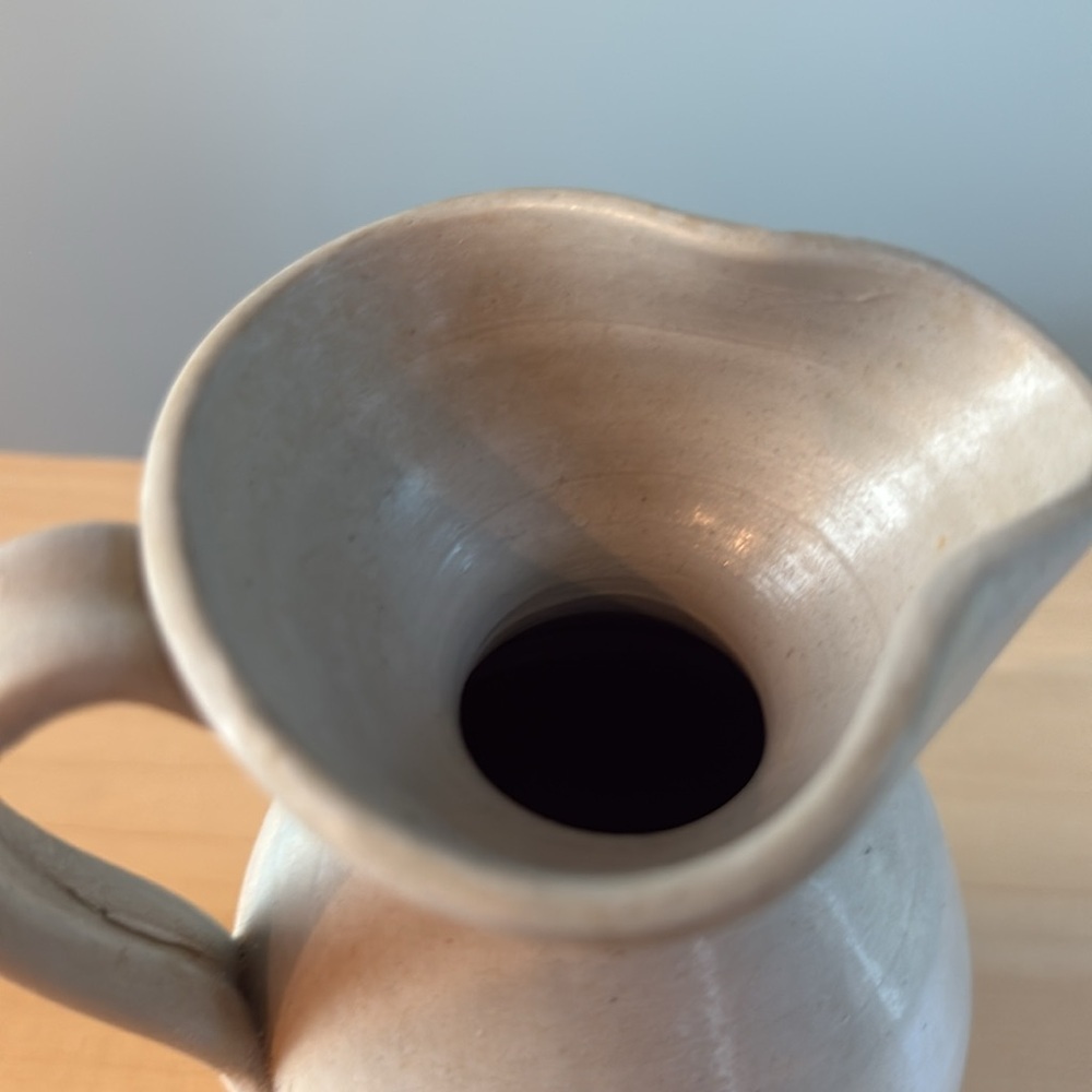 *Vintage Williamsburg Pottery Salt Glaze Pitcher with Cobalt Blue Flower Design - Picture 6 of 8